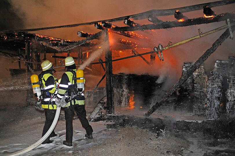 Flammen züngeln aus einer Lagerhalle in Nymphenburg: 130.000 Euro Schaden ist bei dem Brand entstanden.