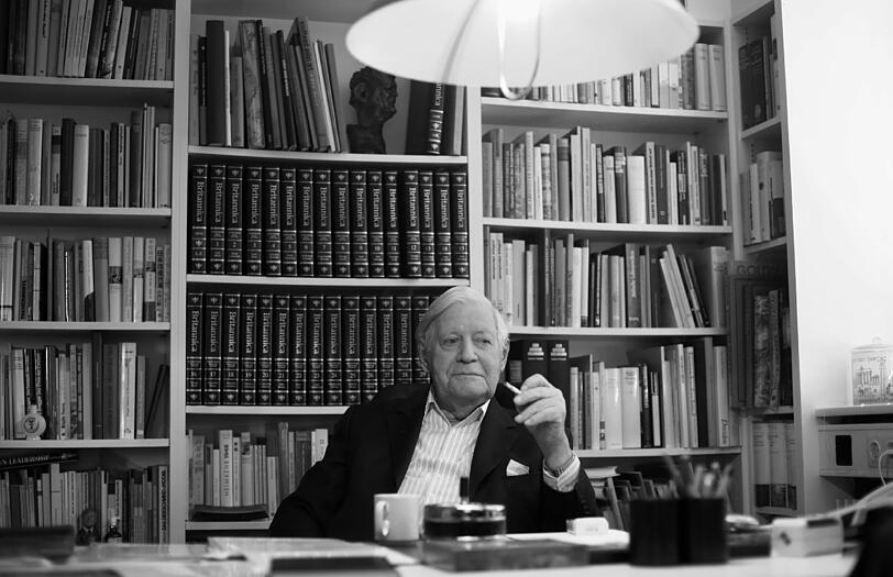 10.11. Helmut Schmidt (96): In die Amtszeit des SPD-Altkanzlers von 1974 bis 1982 fielen Ölkrise, RAF-Terror und Nato-Nachrüstung. Als Innensenator Hamburgs machte er sich 1962 bei der großen Sturmflut einen Namen als Krisenmanager. Der Hanseat war 32 Jahre Herausgeber der Wochenzeitung «Die Zeit», verfasste viele Bücher und hielt Vorträge. Der Kettenraucher galt vielen als Vorbild.