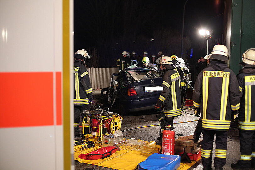 Bei Traunreut hat sich am Freitag ein schwerer Verkehrsunfall ereignet. Die Bilder.