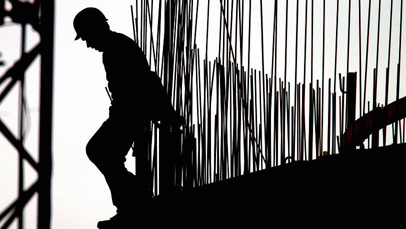 Der 37-jährige Bauarbeiter, der vom Gerüst stürzte, erlag seinen schweren Verletzungen noch vor Ort. (Symbolbild) Der 37-jährige Bauarbeiter, der vom Gerüst stürzte, erlag seinen schweren Verletzungen noch vor Ort. (Symbolbild)