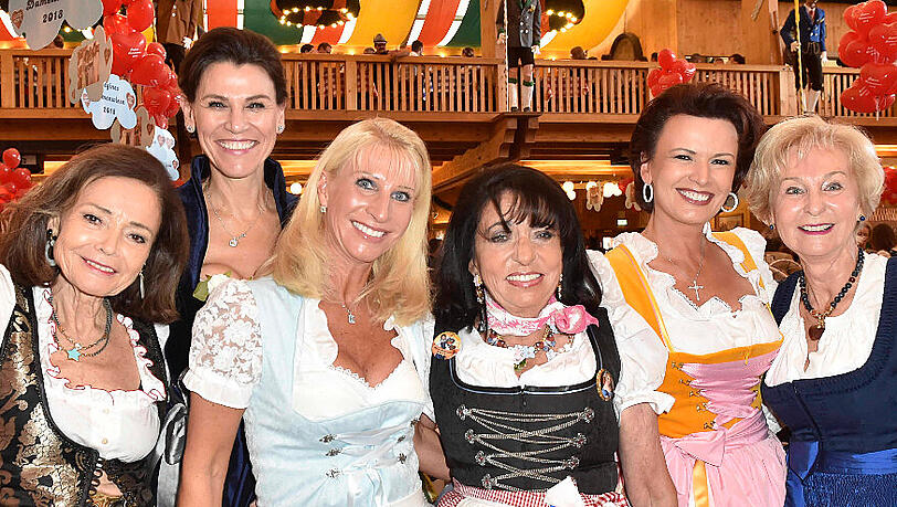 Fröhliche Frauenpower: Regine Sixt (4. von links), Unternehmerin Ann-Kathrin Bauknecht, Kunstministerin Marion Kiechle, Bayerns First Lady Karin Baumüller-Söder, Schalke-Präsidenten-Frau Margit Tönnies und Ex-First-Lady Karin Stoiber im Schützenfestzelt. Fröhliche Frauenpower: Regine Sixt (4. von links), Unternehmerin Ann-Kathrin Bauknecht, Kunstministerin Marion Kiechle, Bayerns First Lady Karin Baumüller-Söder, Schalke-Präsidenten-Frau Margit Tönnies und Ex-First-Lady Karin Stoiber im Schützenfestzelt.