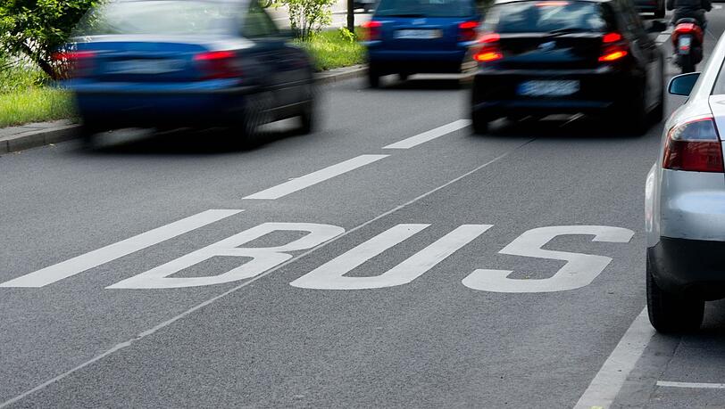 SPD und CSU wollen, dass auf der Busspur in der Putzbrunner Straße zeitweise Autos parken dürfen. (Symbolbild)