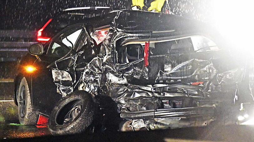 Der vordere Wagen wurde komplett zerstört, die schwerverletzte Fahrerin kam mit einem Rettungshubschrauber ins Krankenhaus.