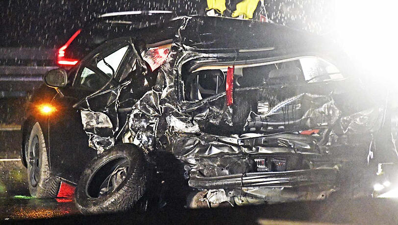 Der vordere Wagen wurde komplett zerstört, die schwerverletzte Fahrerin kam mit einem Rettungshubschrauber ins Krankenhaus. Der vordere Wagen wurde komplett zerstört, die schwerverletzte Fahrerin kam mit einem Rettungshubschrauber ins Krankenhaus.