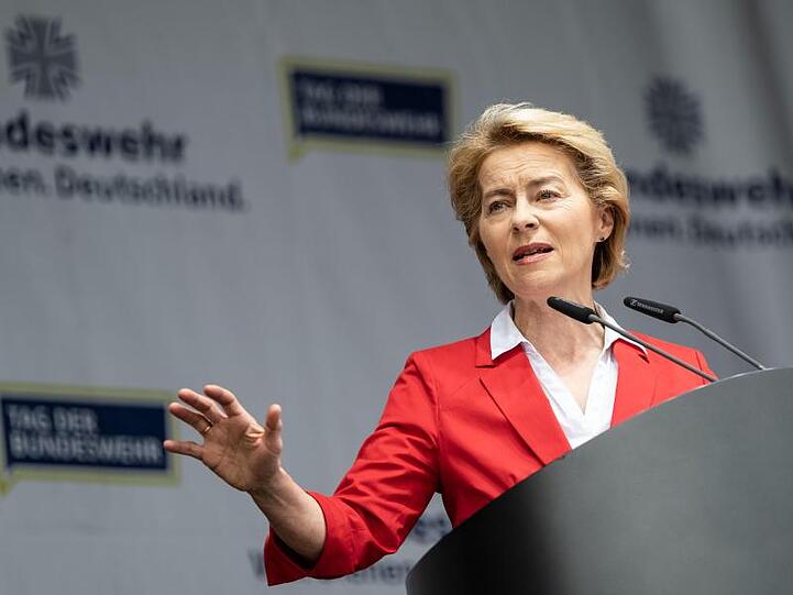 Verteidigungsministerin Ursula von der Leyen (CDU) spricht während der Feierlichkeiten am Tag der Bundeswehr auf dem Gelände des Fliegerhorstes Faßberg.