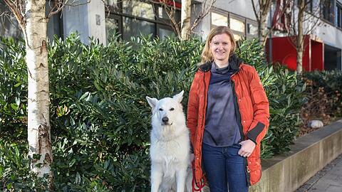Svenja Jarchow-Pongratz ist Chefin der Münchner Grünen und leitet damit den größten Kreisverband der Partei. Mit ihrem Hund Emil steht sie vor der Parteizentrale.