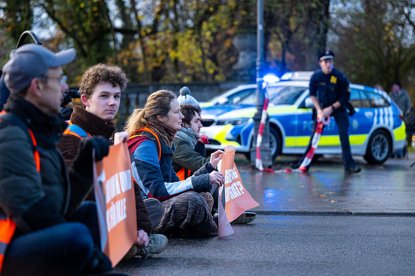 Am Montagmorgen haben sich in München erneut Klimaaktivisten der "Letzten Generation" auf einer Straße festgeklebt.