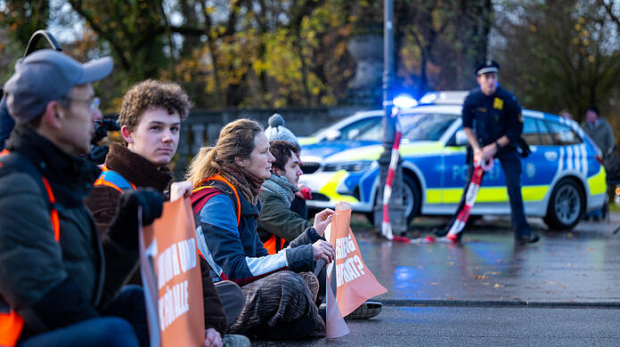 Am Montagmorgen haben sich in München erneut Klimaaktivisten der "Letzten Generation" auf einer Straße festgeklebt.