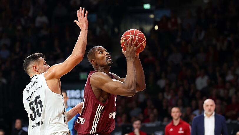 Der Münchener Serge Ibaka (r) und der Bamberger Filip Stanic in Aktion.