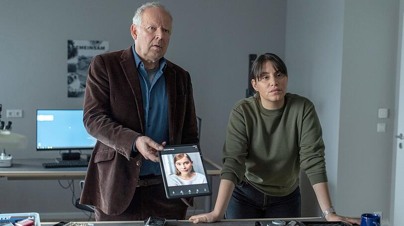 Wichtig für die Ermittlungen von Klaus Borowski (Axel Milberg) und Mila Sahin (Almila Bagriacik) könnte auch Umwelt-Influencerin Zenaida (Milena Tscharntke) werden. Stand sie mit den toten Aktivisten in Verbindung? Wichtig für die Ermittlungen von Klaus Borowski (Axel Milberg) und Mila Sahin (Almila Bagriacik) könnte auch Umwelt-Influencerin Zenaida (Milena Tscharntke) werden. Stand sie mit den toten Aktivisten in Verbindung?