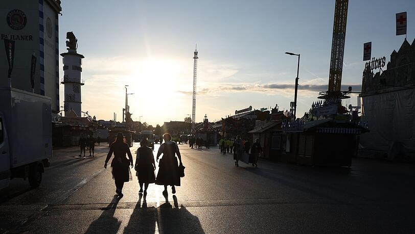 Die Sonne geht über der Theresienwiese auf - und verspricht einen sonnigen Start ins Oktoberfest. Die Sonne geht über der Theresienwiese auf - und verspricht einen sonnigen Start ins Oktoberfest.