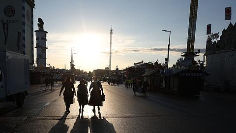 Die Sonne geht &uuml;ber der Theresienwiese auf - und verspricht einen sonnigen Start ins Oktoberfest.