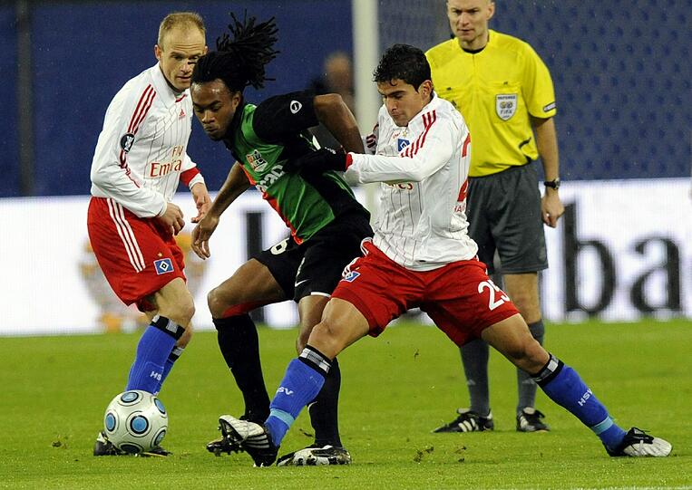 Lorenzo Davids - hier im Zweikampf mit den Hamburgern David Jarolim (l) und Tomas Rincón (r - wurde vom FC Augsburg verpflichtet.