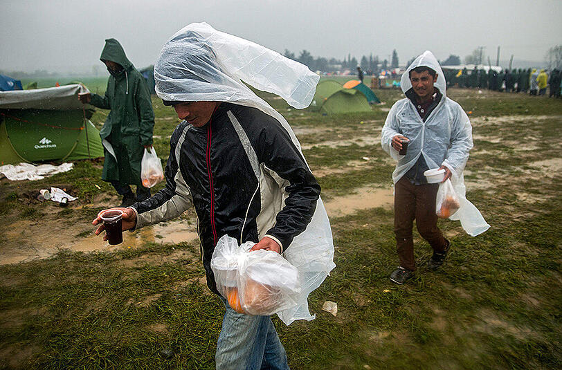 An der griechisch-mazedonischen Grenze herrscht Not und Elend. Schlamm und Dreck setzen den Tausenden Flüchtlingen, die festsitzen, zu.