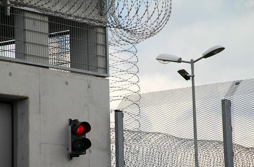 Gitterstäbe vor den Fenstern: Eine Revolte in einem französischen Gefängnis ist unblutig beendet worden. Die Unruhestifter wurden in Gewahrsam genommen. Foto: Rochus Görgen/Symbol