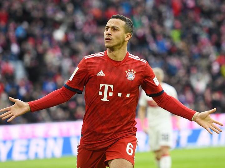 Thiago vom FC Bayern München jubelt über einen Treffer. Foto: Tobias Hase/dpa/Archivbild