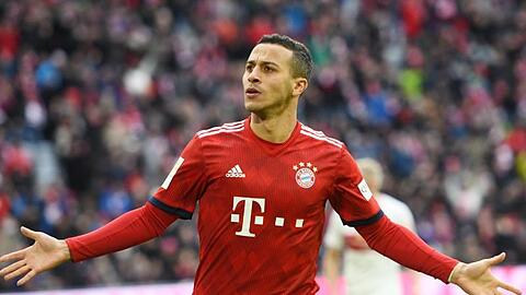 Thiago vom FC Bayern München jubelt über einen Treffer. Foto: Tobias Hase/dpa/Archivbild