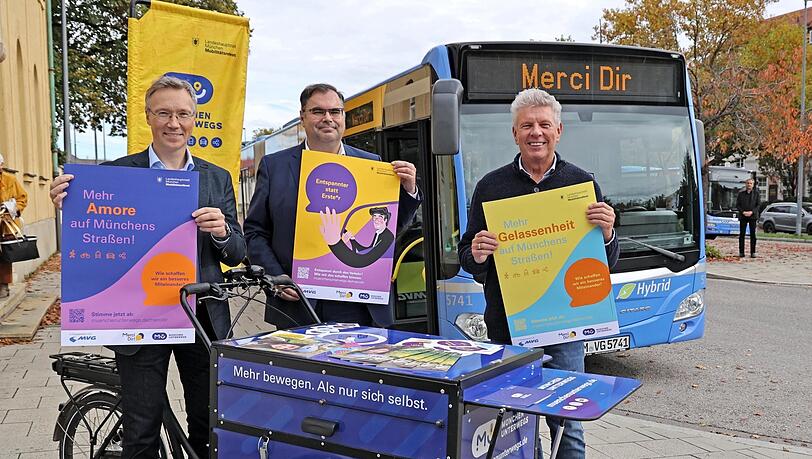 So schaut die neue Kampagne aus, die Mobilitätsreferent Georg Dunkel (v.l.), MVG-Chef Ingo Wortmann und OB Dieter Reiter hier zeigen.