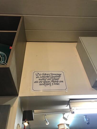 Es jammern Kunden nicht wirklich über die Preise für einzelne Eisenteile. Aber wenn doch, zeigt Guido Färber auf dieses Schild im Laden.