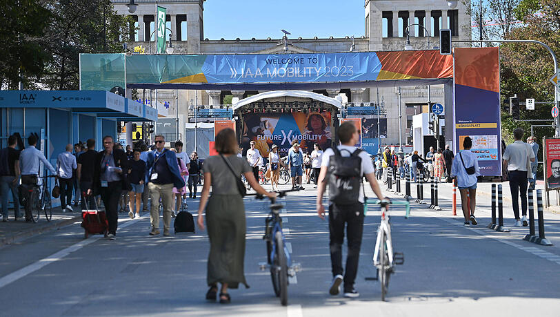 Auch am Königsplatz werden für die Automesse Stände aufgebaut. Radfahrer können dann nicht mehr über den Platz fahren. Auch am Königsplatz werden für die Automesse Stände aufgebaut. Radfahrer können dann nicht mehr über den Platz fahren.