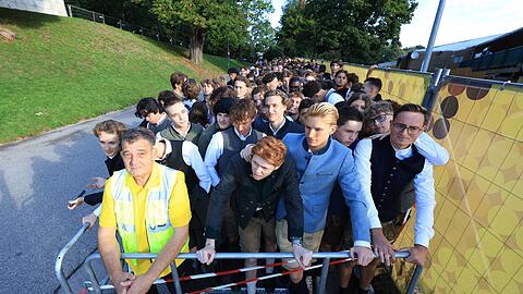 Die Festwiese ist erst ab 9.00 Uhr geöffnet - doch schon lange vorher warteten die ersten Wiesn-Gäste.