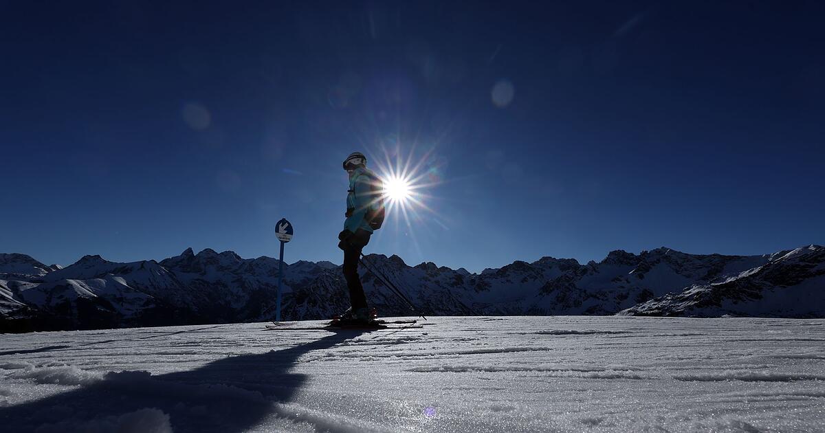 Kalte-Nebelsuppe-im-Tal-und-Sonne-in-den-Bergen