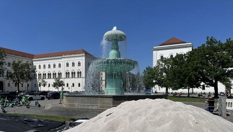 Der Sand ist schon da, am Freitag, 29.5.2026 geht es los mit dem Kulturstrand an der Uni. Der Sand ist schon da, am Freitag, 29.5.2026 geht es los mit dem Kulturstrand an der Uni.