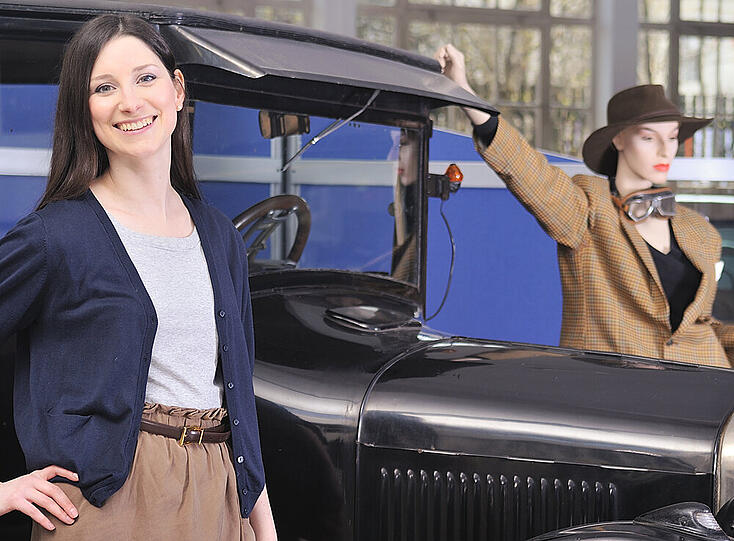 Führt die Geschäfte des Museums: Christine Merk (26). Sie ist Autonarr wie ihr Vater und kann Modelle am Anlassgeräusch erkennen!
