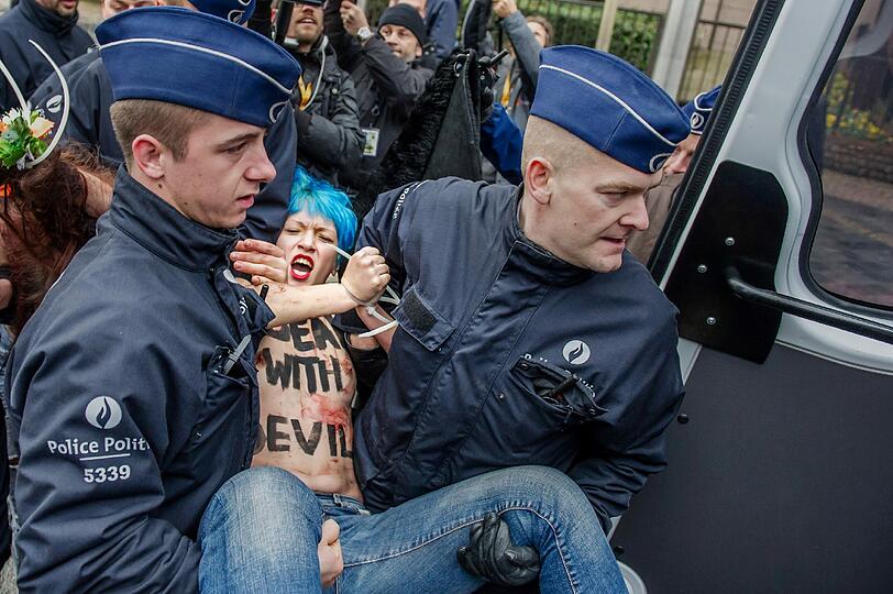 Gegen den  EU-Russland-Gipfel in Brüssel regt sich Widerstand. Vor dem Eintreffen von Putin demonstriert die Organisation FEMEN mit blanken Brüsten. Die Bilder der Demonstration, die von der Polizei aufgelöst werden muss.