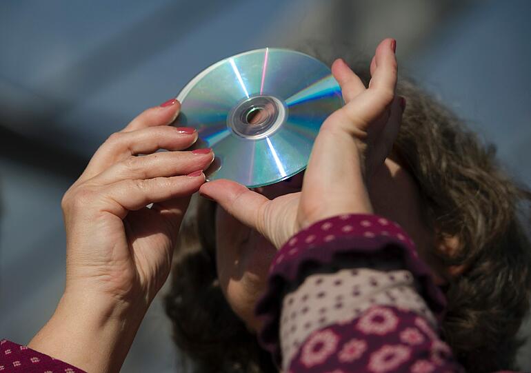 Guck-Guck! Diese Frau folgt auch dem CD-Trend und linst durch ein kleines Loch in den Himmel.