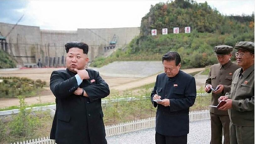 Machthaber Kim Jong Un lässt angeblich bis zu 50 000 Nordkoreaner als Zwangsarbeiter im Ausland schuften. Machthaber Kim Jong Un lässt angeblich bis zu 50 000 Nordkoreaner als Zwangsarbeiter im Ausland schuften.