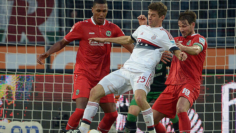 Szene aus dem Spiel Hannover 96 gegen Bayern München: Hannovers Marcelo (l) und Christian Schulz (r) kämpfen um den Ball gegen Münchens Thomas Müller. Szene aus dem Spiel Hannover 96 gegen Bayern München: Hannovers Marcelo (l) und Christian Schulz (r) kämpfen um den Ball gegen Münchens Thomas Müller.