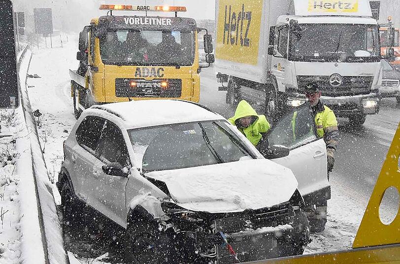 Bilder vom Verkehrsunfall auf der A8 bei Holzkirchen: Auch ein VW Polo war in den Verkehrsunfall verwickelt.