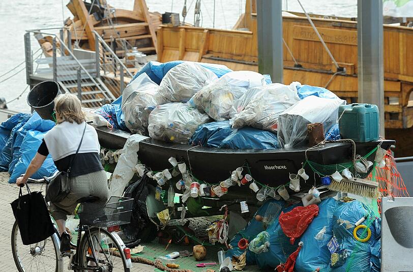 In den Meeren der Welt landet leider einiges an Plastikmüll. Der in der Nordsee soll nun untersucht werden. Forscher wollen wissen, ob er sich in einem ähnlichen Müllstrudeln sammelt wie etwa im Pazifik. Foto: Ingo Wagner/Archiv