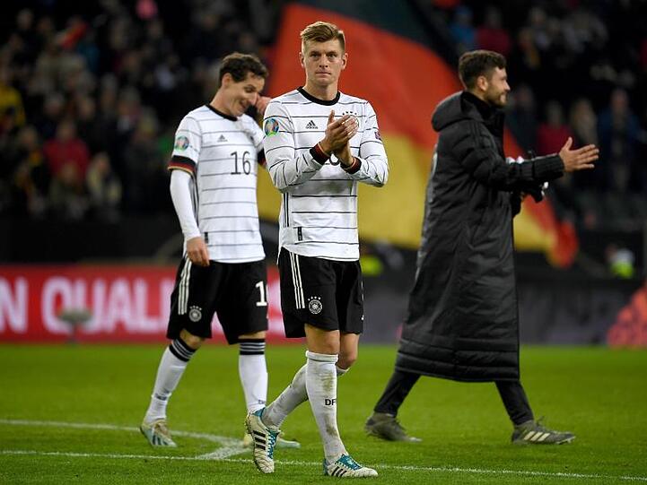 Toni Kroos (M) ist der Stabilisator im DFB-Mittelfeld.