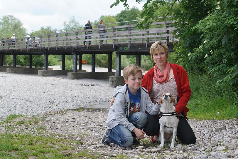 Nick mit &bdquo;Daisy&ldquo; (9 Jahre) und Mama Andrea: &bdquo;Daisy kann ein paar Kunststücke, Männchen machen oder eine Rolle. Und wenn meine Mama es sagt, dann tanzt sie auch im Kreis. Aber hier auf den Steinen macht sie das nicht so gerne, weil der Boden so hart ist. Zuhause klappt es gut.&ldquo;