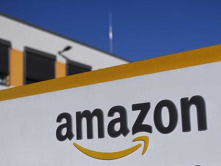 Amazon will zudem die Stundenlöhne für Beschäftigte in den USA, Kanada und Europa erhöhen.