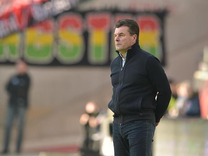 Trainer Dieter Hecking will mit Gladbach gegen Freiburg wieder zu alter Heimstärke zurückfinden.