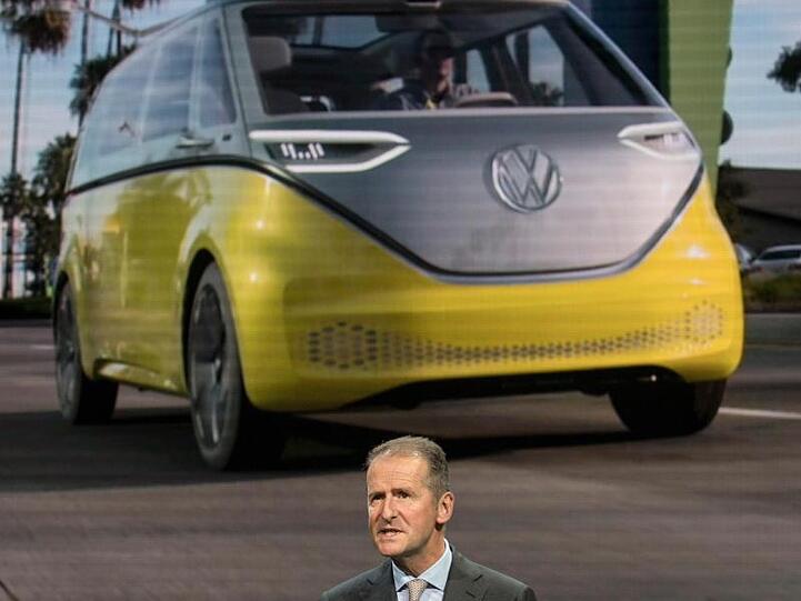 VW-Chef Herbert Diess steht während der Pressekonferenz auf der Messe vor der Animation eines ID Buzz.