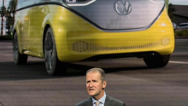 VW-Chef Herbert Diess steht während der Pressekonferenz auf der Messe vor der Animation eines ID Buzz.