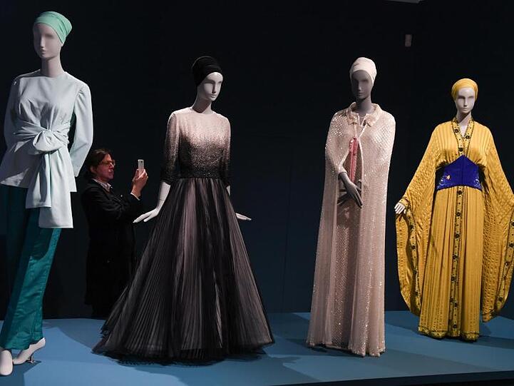 Haute-Couture-Kreationen der Designer Pierpaolo Piccioli (l-r), Bill Gaytten, Karl Lagerfeld und Jean Paul Gaultier.