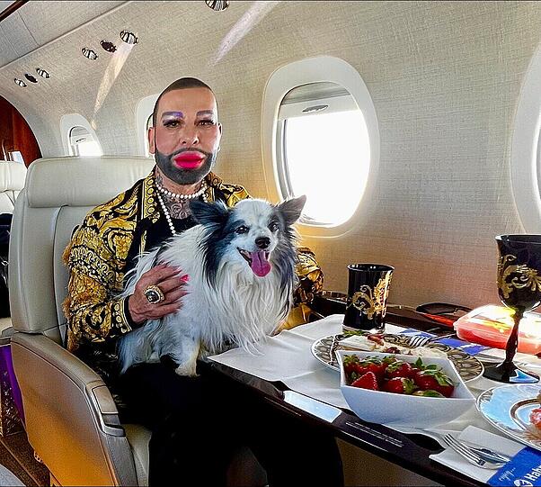 Harald Glööckler mit Hund Billy King im "Pompöös"-Flieger