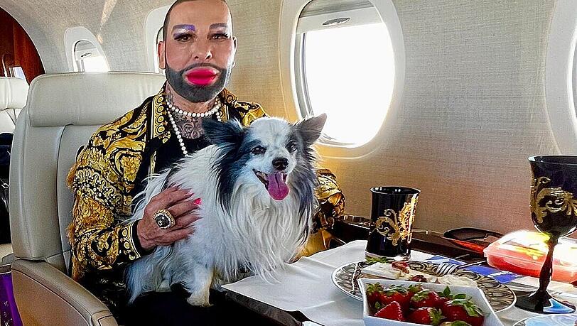 Harald Glööckler mit Hund Billy King im "Pompöös"-Flieger Harald Glööckler mit Hund Billy King im "Pompöös"-Flieger
