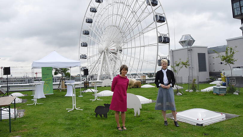 Klimareferentin Christine Kugler (l.) mit Bürgermeisterin Katrin Habenschaden.