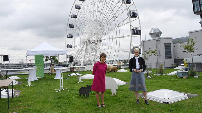 Klimareferentin Christine Kugler (l.) mit Bürgermeisterin Katrin Habenschaden.