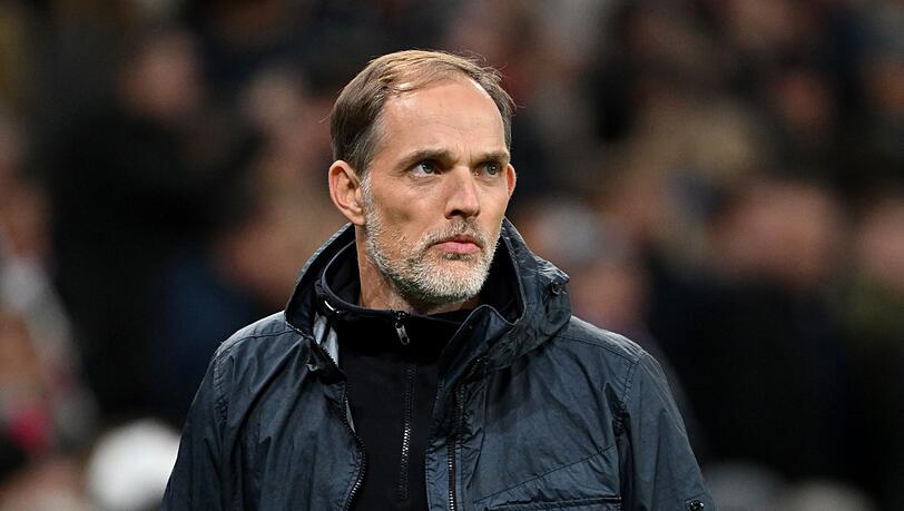 Thomas Tuchel steht im Stadion.