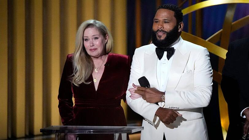 Christina Applegate wurde zu Beginn ihres Auftritts von Emmy-Host Anthony Anderson gestützt. Christina Applegate wurde zu Beginn ihres Auftritts von Emmy-Host Anthony Anderson gestützt.