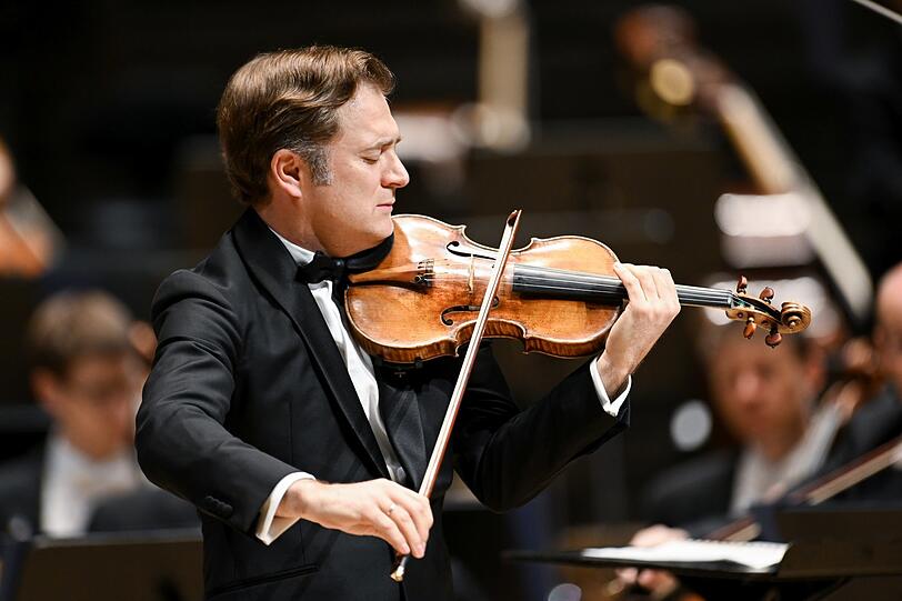 Renaud Capuçon wurde 1976 in Chambéry geboren und im Alter von 14 Jahren am Pariser Konservatorium aufgenommen. Ab 1997 war er Konzertmeister beim Gustav Mahler Jugendorchester. Danach schlug er seine Solistenlaufbahn ein. Renaud Capuçon ist der ältere Bruder des Cellisten Gautier Capuçon.