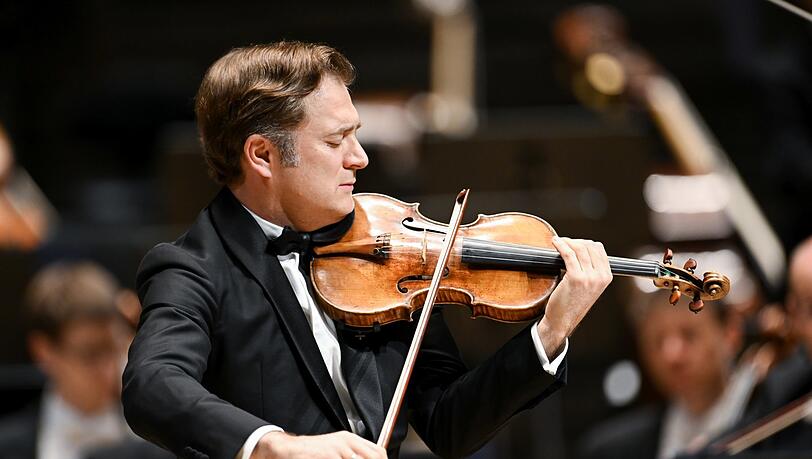 Renaud Capuçon wurde 1976 in Chambéry geboren und im Alter von 14 Jahren am Pariser Konservatorium aufgenommen. Ab 1997 war er Konzertmeister beim Gustav Mahler Jugendorchester. Danach schlug er seine Solistenlaufbahn ein. Renaud Capuçon ist der ältere Bruder des Cellisten Gautier Capuçon. Renaud Capuçon wurde 1976 in Chambéry geboren und im Alter von 14 Jahren am Pariser Konservatorium aufgenommen. Ab 1997 war er Konzertmeister beim Gustav Mahler Jugendorchester. Danach schlug er seine Solistenlaufbahn ein. Renaud Capuçon ist der ältere Bruder des Cellisten Gautier Capuçon.