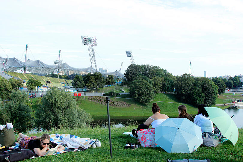 Schon Stunden vor Konzertbeginn machen es sich die Taylor-Swift-Fans auf dem Olympiaberg gemütlich.